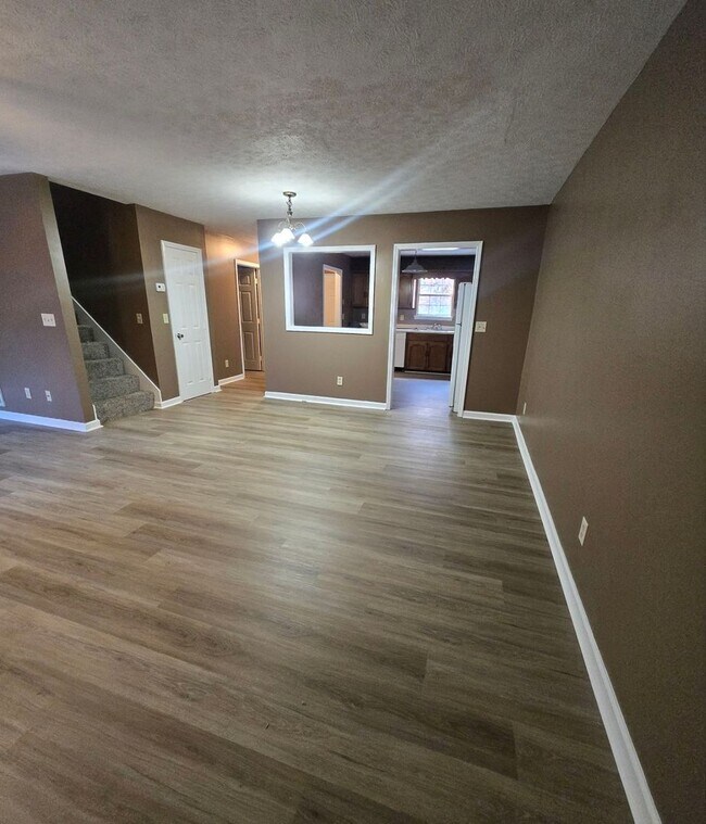 Foto del edificio - FRESHLY UPDATED TOWHOME.