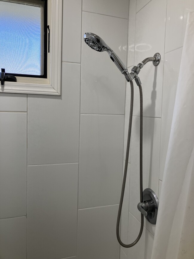 Shower fixture - 1303 Aspen Pl