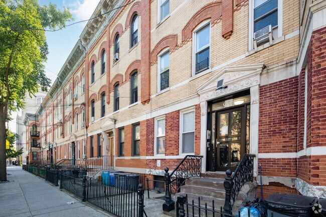 Building Photo - 954 Seneca Ave