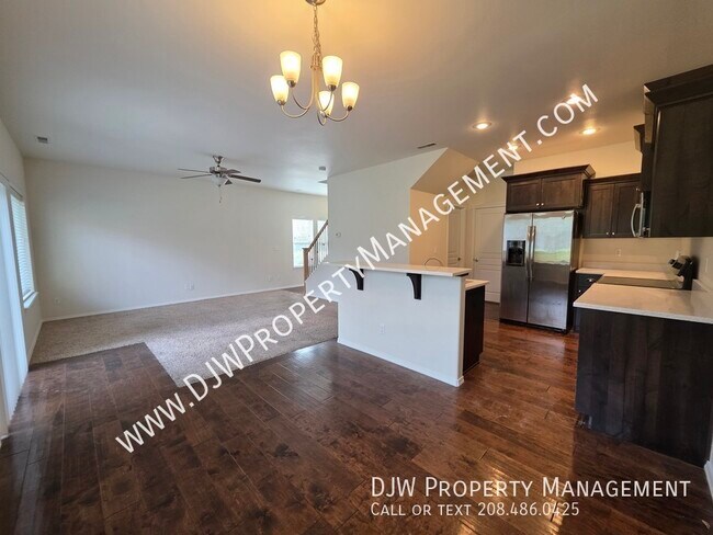 Building Photo - 614 S Grey Pine Ln