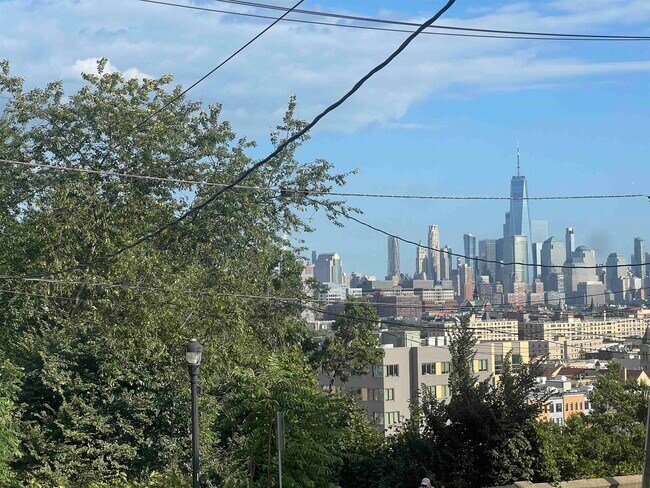 Foto del edificio - 346-48 Paterson Plank Rd