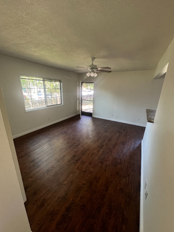 Foto del edificio - 370-370 W Truslow Ave