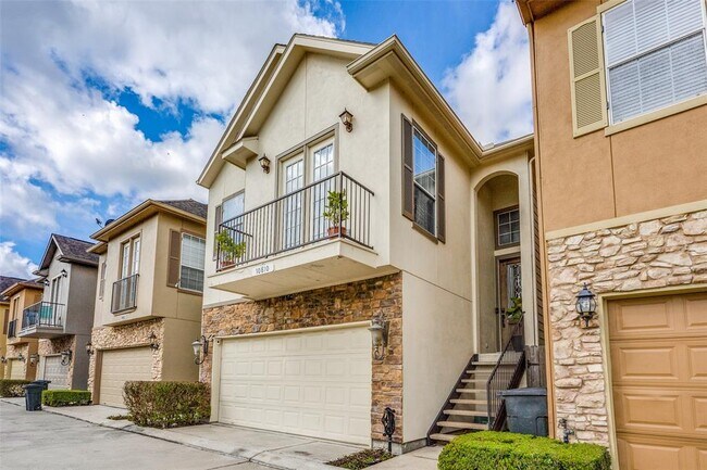 Building Photo - 10810 Almeda Park Dr