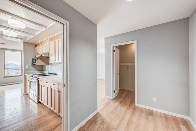 Building Photo - Luxury 1 bed 1 bath Downtown Seattle!