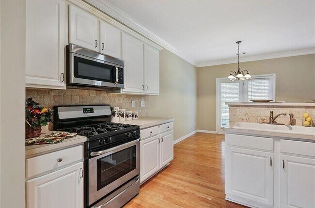 Building Photo - 5145 Oak Hill Terrace
