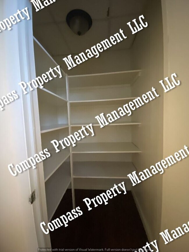 Building Photo - $1200 - 3 Bed, 1 Bath 1st Floor Apartment ...