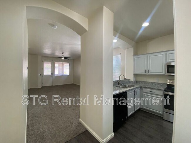 Foto del edificio - 3427 E Sweetwater Springs Dr