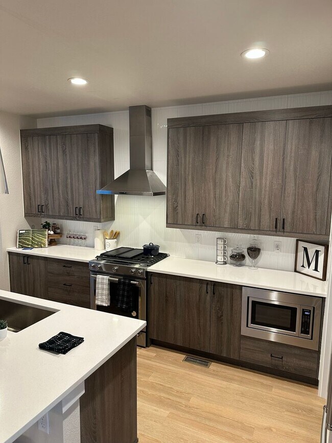 Building Photo - Beautiful Painted Prairie - 4 Bed room home - Available April!!