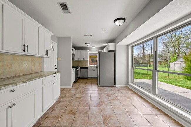 Building Photo - 9852 Hawthorne Dr