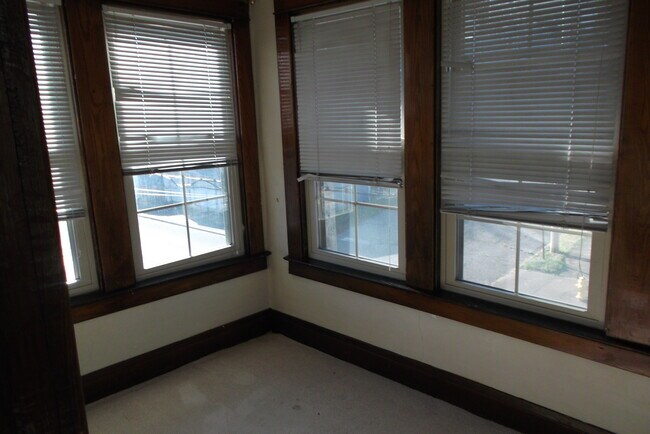 BEDROOM - 800 N Lincoln Ave