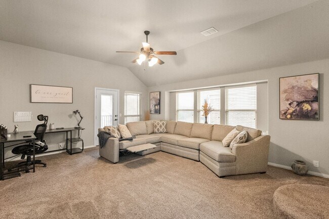 Foto del edificio - Fully Furnished Home in South Grand Prairie near Joe Pool Lake