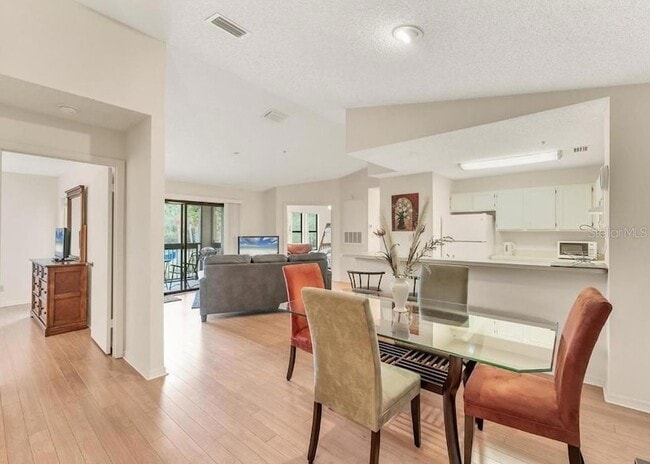 Foto del edificio - 4017 Crockers Lake Blvd