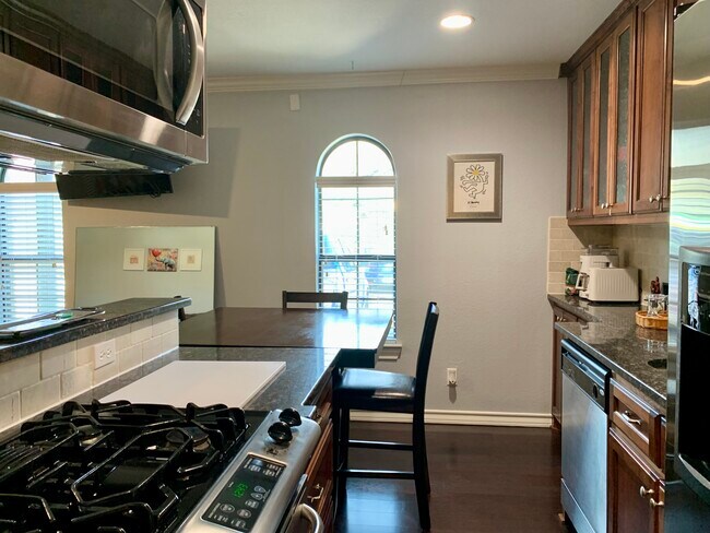 Condominio de una habitación y un baño. Unidad esquinera. Privado. Solo para ti. Cocina de gas. - 407 E 45th St #116