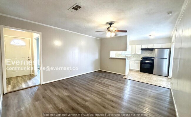 Foto del edificio - 3 Bed, 1.5 Bath Home with Garage & Fenced Yard / Pet-Friendly / Coming Soon!