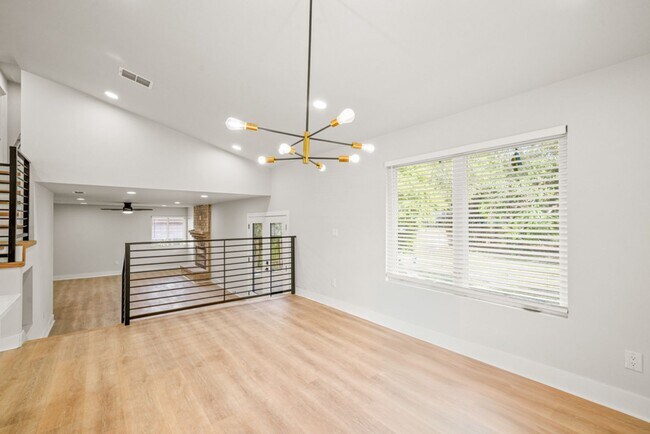 Foto del edificio - BEAUTIFUL HOUSE FOR RENT NEAR 1604 W/ GUIL...