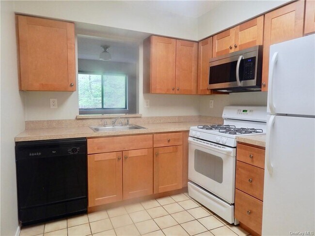 Building Photo - 120 N Rte 303