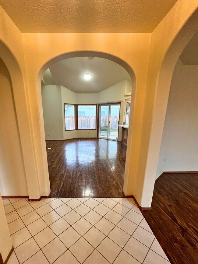 Foto del edificio - 3 Bed, 2 Bath House with Attached Garage