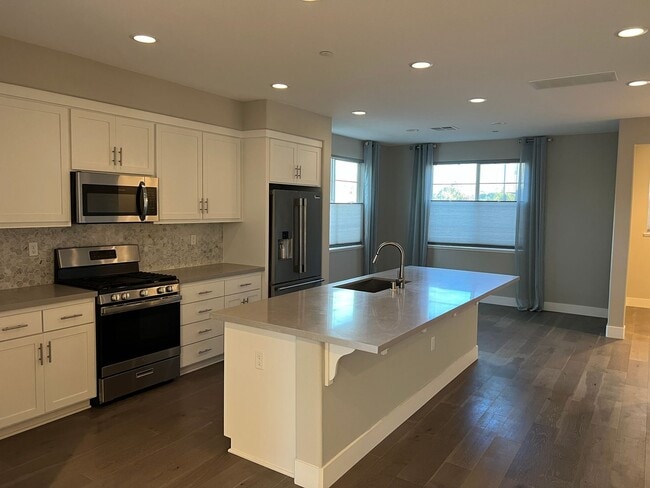 Building Photo - CONTEMPORARY BRIGHT SPACIOUS TOWNHOME WITH...