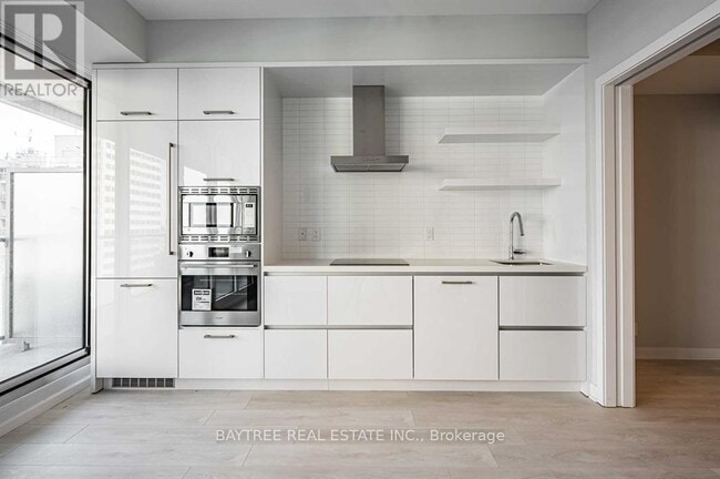 Building Photo - 2221 Yonge St