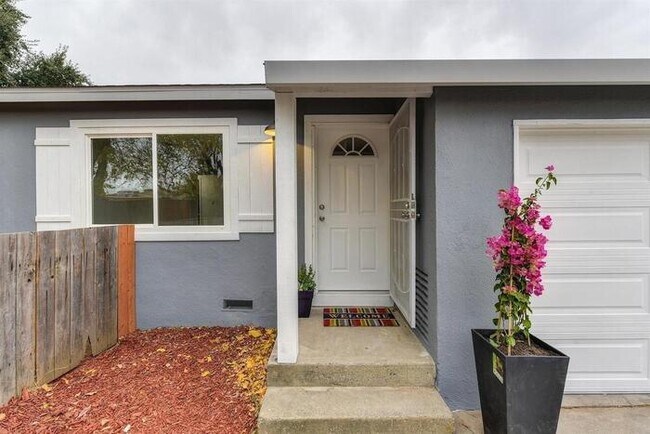 Foto del edificio - BEAUTIFUL DUPLEX AT NORTH HIGHLANDS!