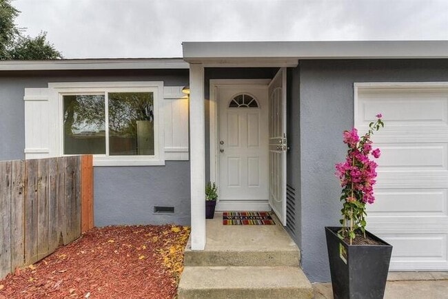 Building Photo - Beautifully Remodeled Duplex - 2 Bed, 1 Bath