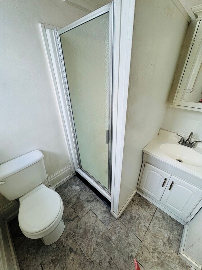 Foto del edificio - STUDIO APARTMENT WITH HEAT INCLUDED AVAILABLE NOW!