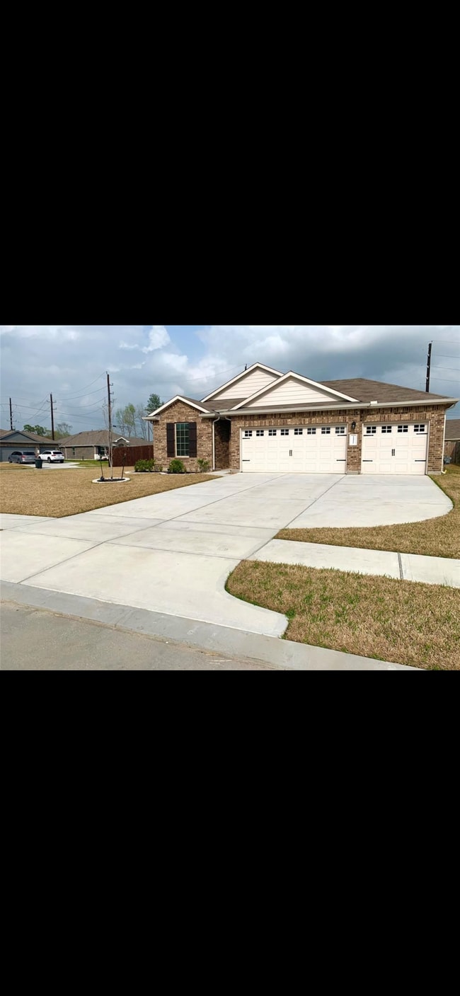 Building Photo - 24422 Pencester St