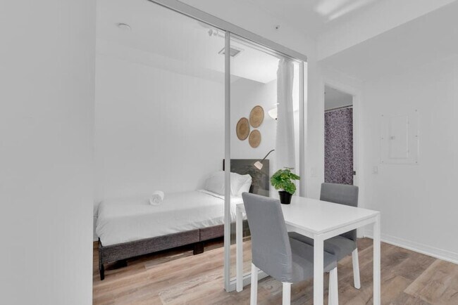 Building Photo - 192 Dundas St E