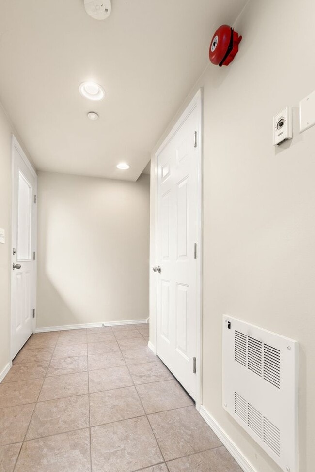 Building Photo - 2bd/1.5ba Seattle Townhouse