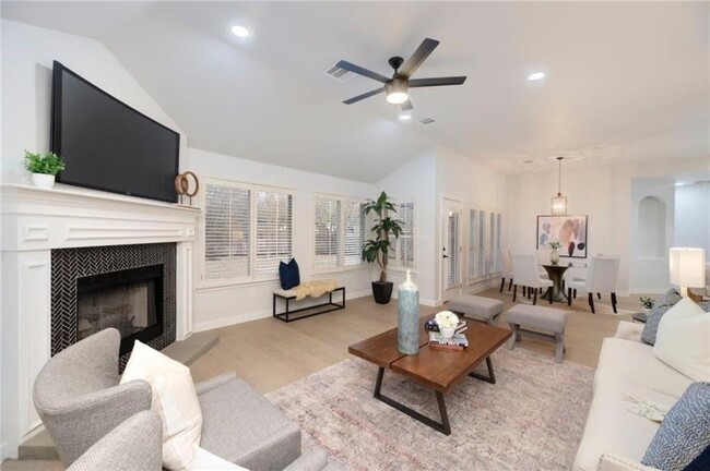 Building Photo - 6600 Orchard Hill Dr