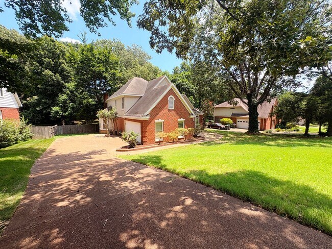Foto del edificio - One Of Kind Home In Woodchase Subdivision! Over 3400 Sq Ft! Must have owner's approval on pets, f...