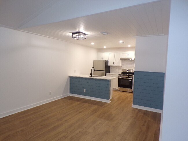 Building Photo - Remodeled Condo Located In Woodlake Villas