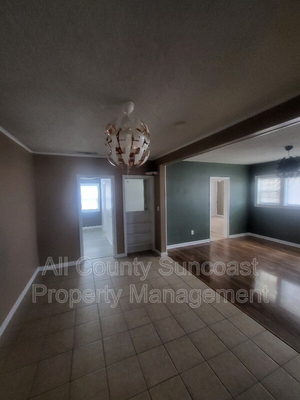 Building Photo - 204 80th Ave N