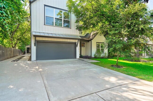 Building Photo - 1125 Saucedo St