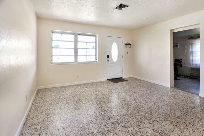 Building Photo - 4462 Brooksdale Dr