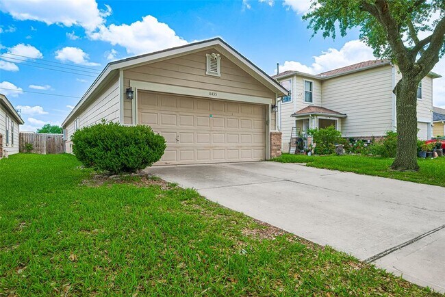 Foto del edificio - 8435 Westknoll Ln