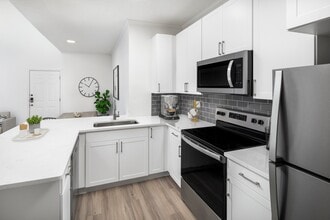 Building Photo - Aventura Cimarron