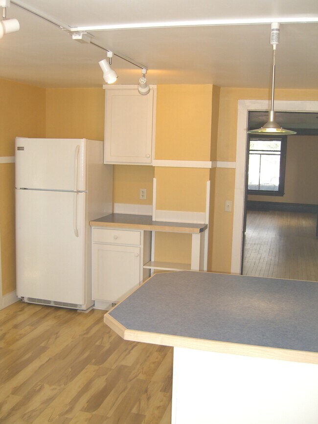 Mostrador de península - 945 E Johnson St