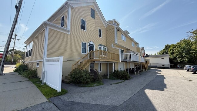 Building Photo - 2 BR with hardwood, private entrance/deck,...