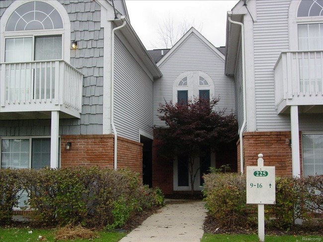 Building Photo - 225 Brookwood Dr