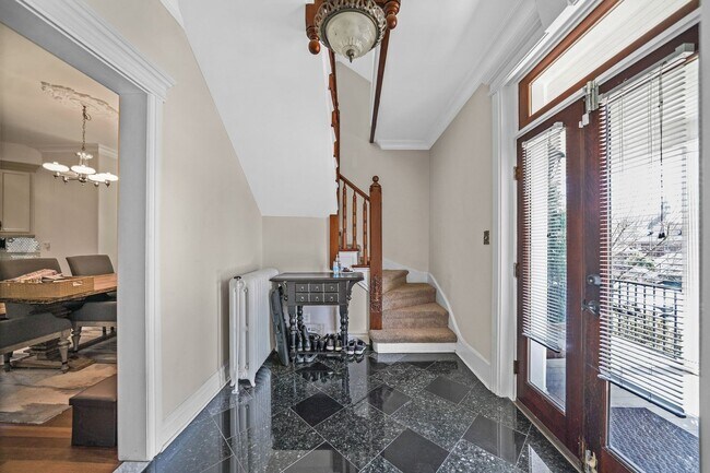 Foto del edificio - Fully Renovated Victorian Beauty with Timeless Historic Charm