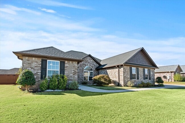 Building Photo - Immaculate 4 Bedroom Home Between Athens a...