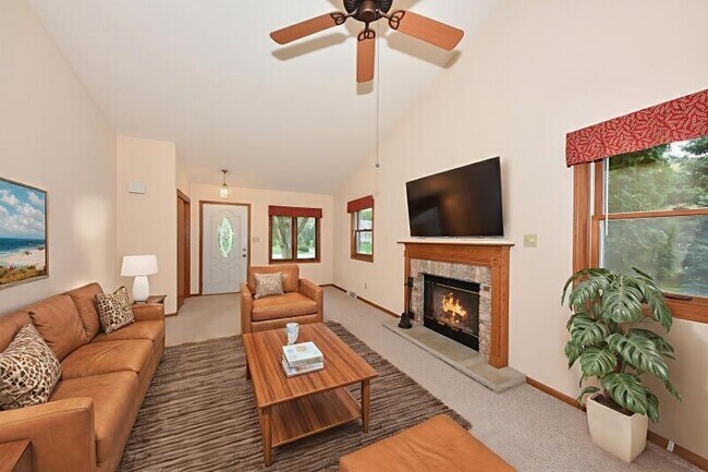 Foto del edificio - 1335 Jensen Ct