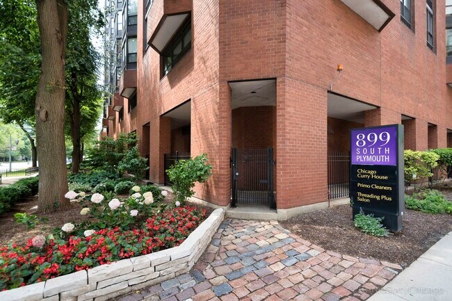 Building Photo - 899 S Plymouth Ct