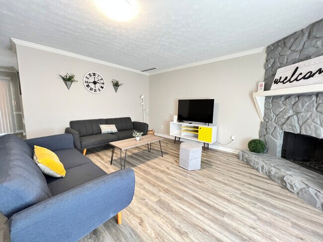 Building Photo - 1301 Kings Ridge Dr NW