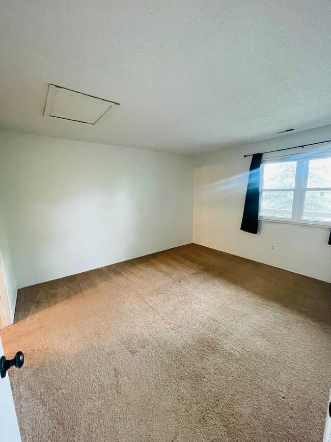 Building Photo - 1 bedroom condo