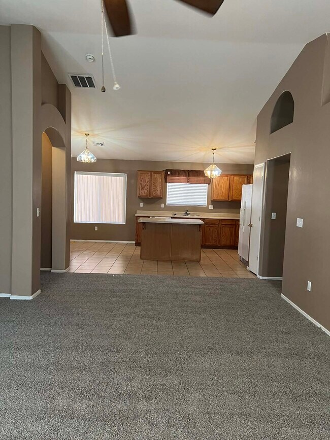 Foto del edificio - 8855 N Moonfire Dr