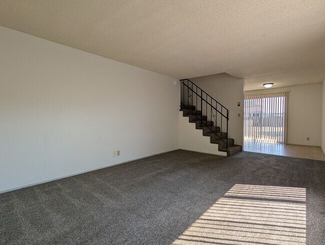 Foto del edificio - Great 2 bed/1.5 bath townhome in Springfield