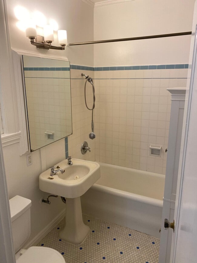 Bathroom - 2635 Franklin St