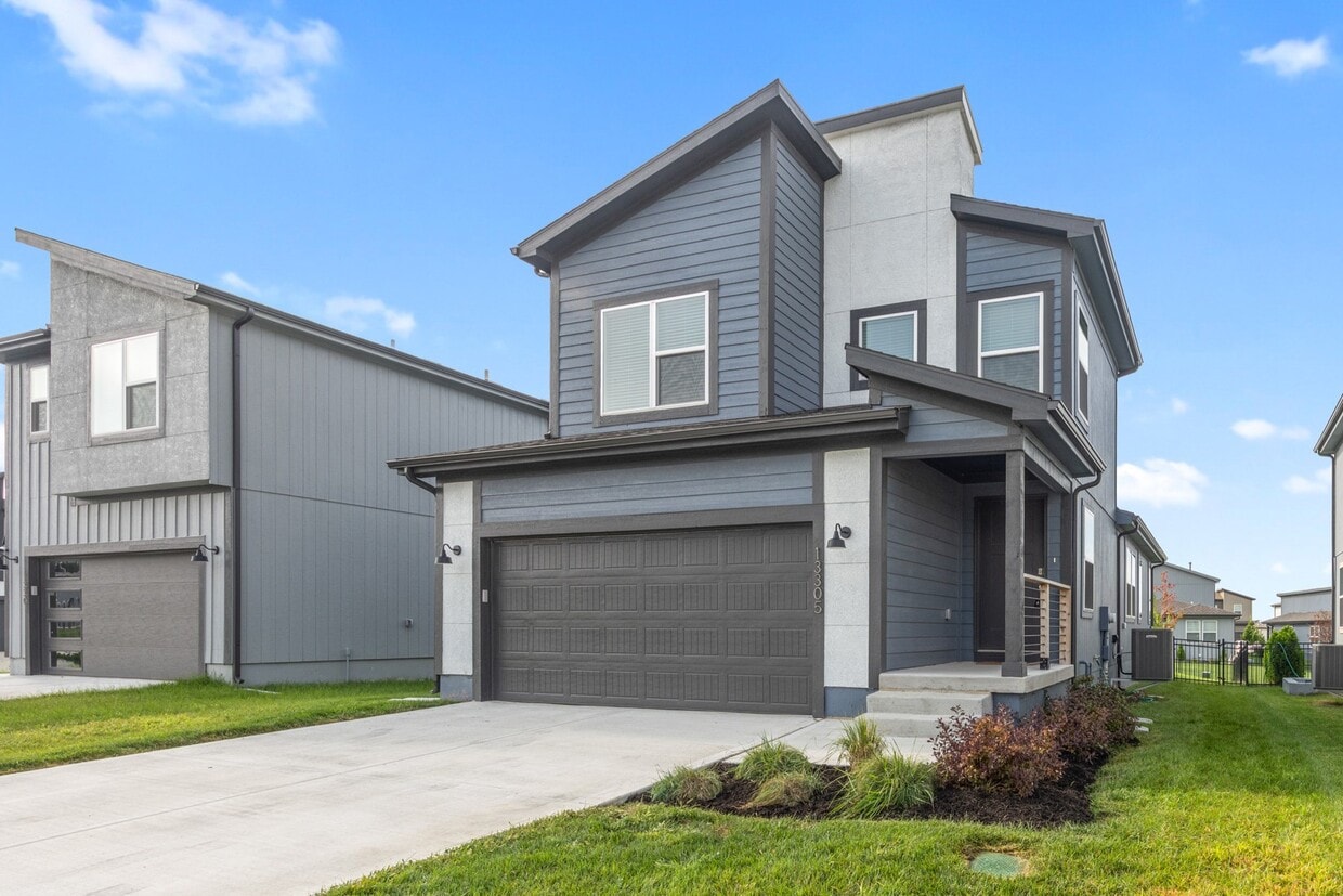 1.5 story 4 BR 3.5 bath - 13305 W 180th St